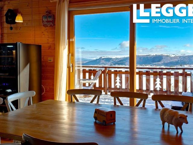 CHALET D’EXCEPTION À BESSE – VUE MONTAGNES – 13 COUCHAGES – RENTABILITÉ LOCATIVE
