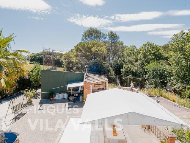 CHALET DOBLE INDEPENDIENTE CON PISTA DE TENIS Y PISCINA!