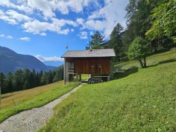 Chalet de 3.5 pièces situé dans un environnement unique au Rawyl PAS ACCESSIBLE DU TOUT EN HIVER NI A PIED, NI EN VOITURE, NI A SKIS et avec un 4X4 le reste de l'année