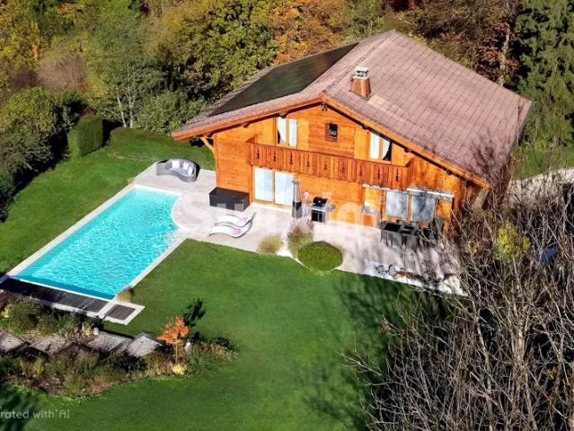 Chalet de 270 m² sur une parcelle de 2 700 m²