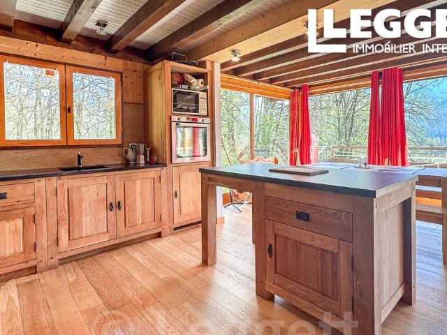 Chalet de 7 chambres dans un cadre forestier idyllique avec une vue magnifique sur les montagnes