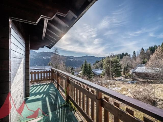 Chalet de 4 chambres à rénover surplombant LES GETS sur un terrain de 3443m2