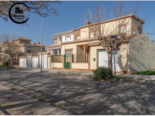Chalet de 505 m2 construidos con piscina y jardines. 5 dormitorios, 3 baños y un aseo. Sótano 162 m2