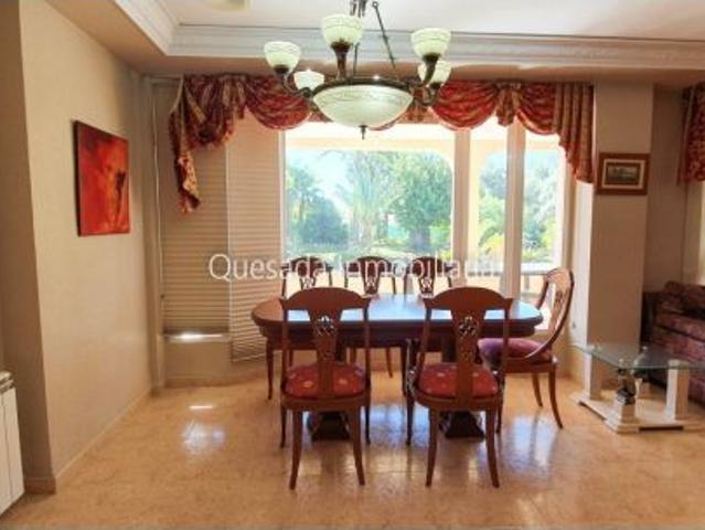 Chalet de 550m2 con 6 dormitorios en parcela de 3.500m2 en Torre Azul, Elche