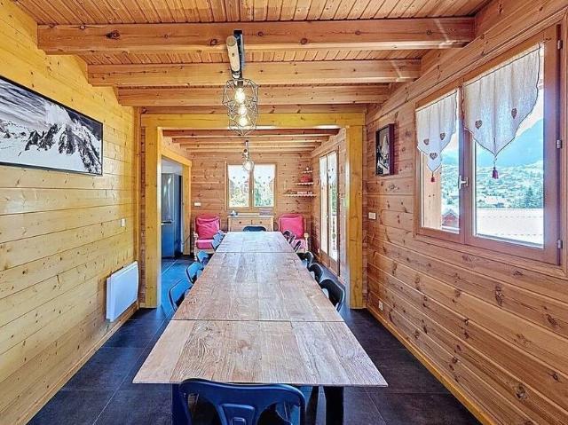 Chalet de 5 chambres dans un quartier calme au cœur de Châte. 136m² Châtel