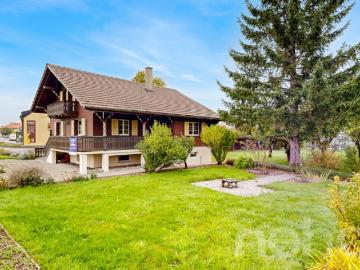 Chalet de caractère sur 1'741 m² avec rivière et potentiel