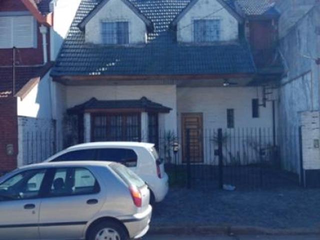 Chalet de cuatro ambientes en venta en Haedo Apto Credito en Inmomap