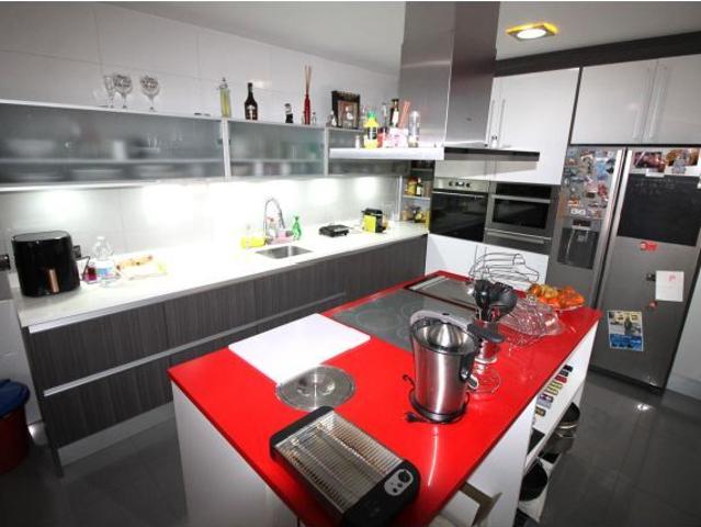 Chalet de alta calidad totalmente reformado con terrazas, patio y energía solar