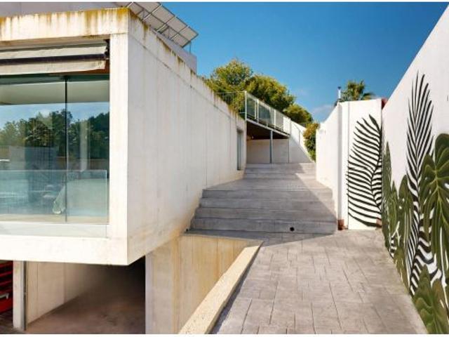 Chalet de autor con piscina salada y arquitectura de vanguardia