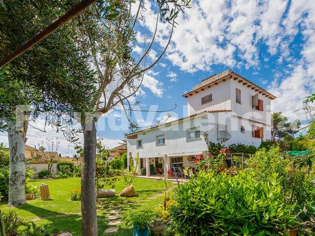 Chalet de estilo tradicional español en venta L´eliana Valencia