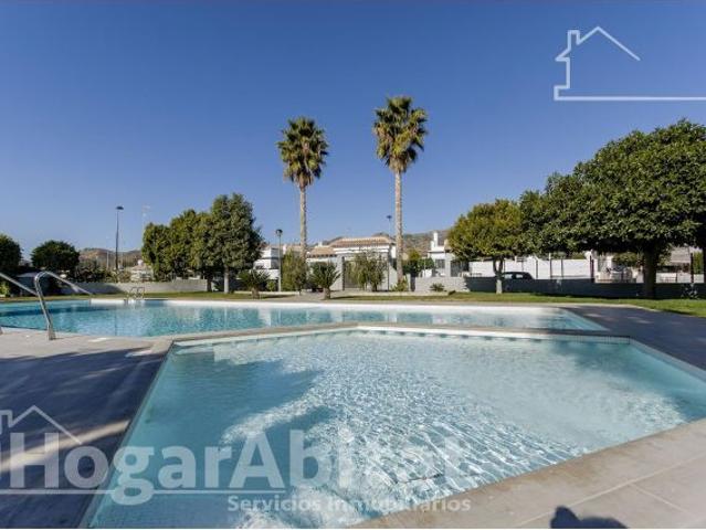 CHALET DE LUJO TOTALMENTE A ESTRENAR CON GRAN TERRAZA Y PISCINA