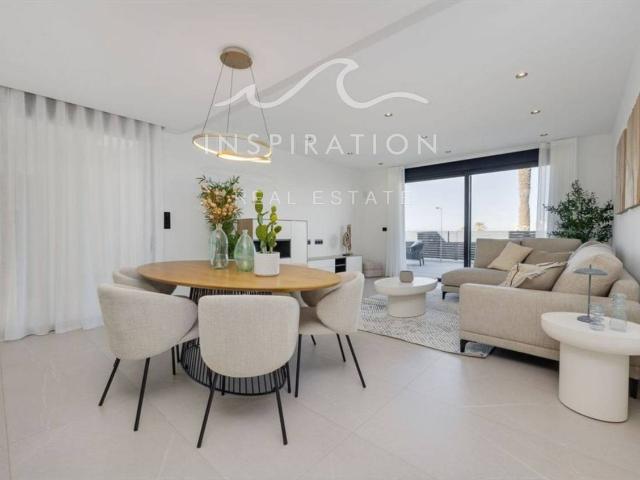 Chalet de Lujo Vanguardista en Torrevieja con Solarium