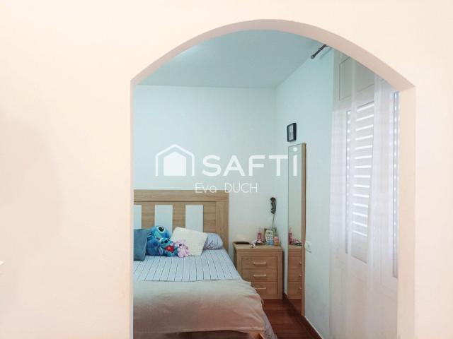Chalet de lujo con 2 viviendas, piscina y placas solares en Sant Gregori