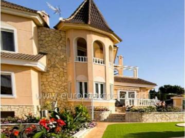Chalet de Lujo con Parcela Privada cerca de la Playa de Santa Pola