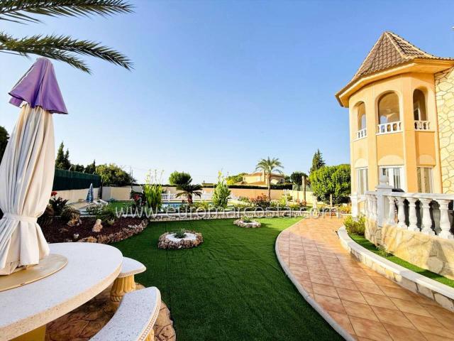Chalet de Lujo con Parcela Privada cerca de la Playa de Santa Pola
