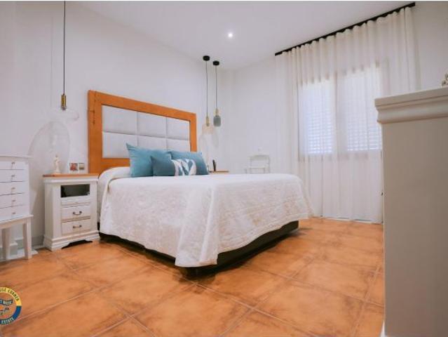 Chalet de lujo con piscina y pista de tenis frente al Puente Romano de Medellín Badajoz