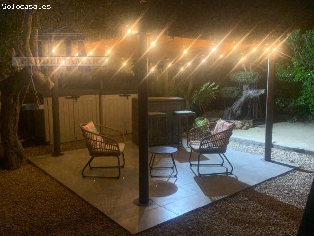 CHALET DE MADERA CON PISCINA PRIVADA Y PISTA DE PETANCA