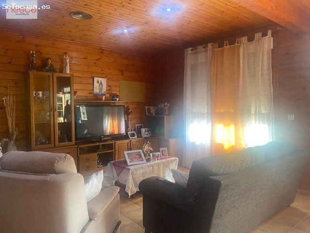 CHALET DE MADERA CON PISCINA Y JARDINES EN PARCELA VALLADA