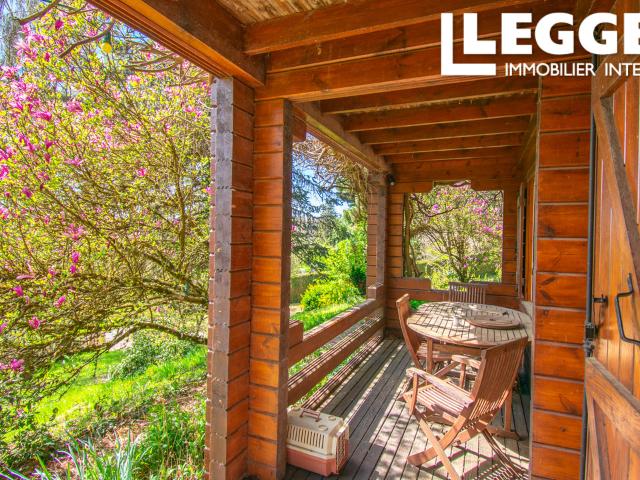 Chalet de six chambres, dont une chambre et une salle de bains au rez de chaussée, avec piscine intérieure