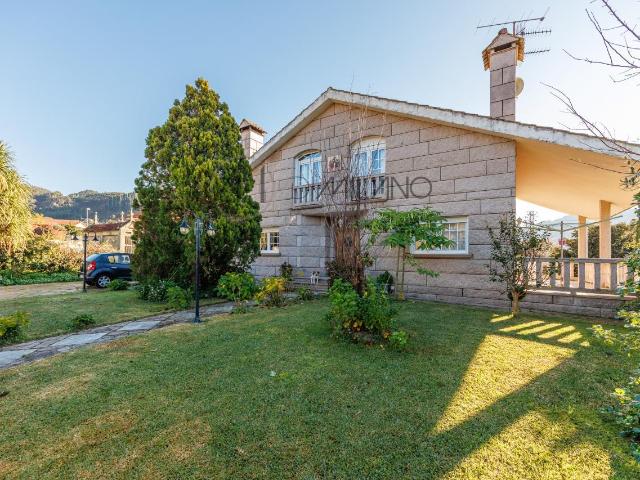 Chalet de piedra con parcela de 900 m² y piscina en Nigrán