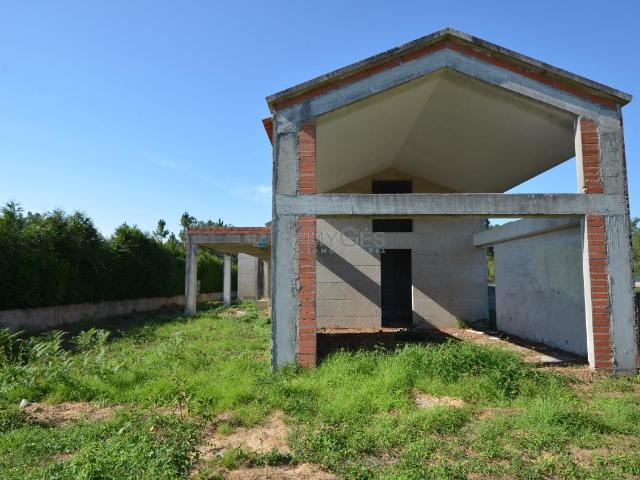 CHALET DE PIEDRA DE PLANTA BAJA EN CONSTRUCCIÓN