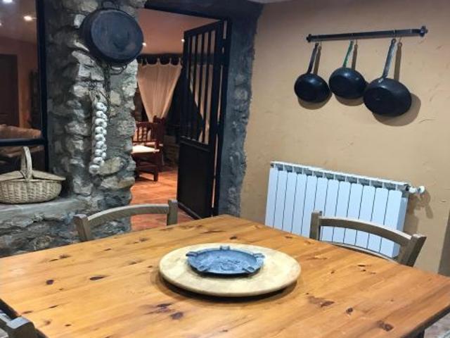 CHALET DE PIEDRA, EN DOS PLANTAS, CON PARCELA DE 5.000M2, CON GRANDES VISTAS Y EL MAS CERCANO AL LAG