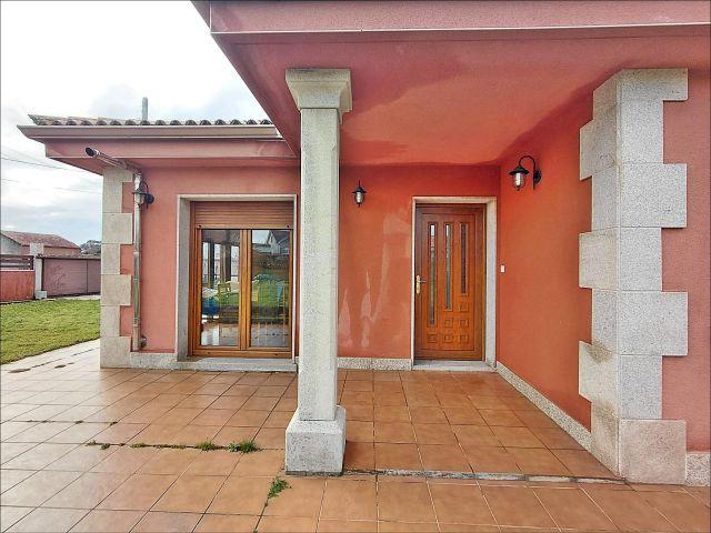 CHALET DE PLANTA BAJA EN VILANOVA DE AROUSA | Confort, Intimidad y Vivienda Auxiliar Independiente