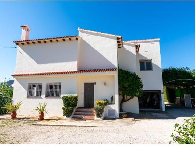 Chalet de tres habitaciones, parking, garaje, piscina y gran parcela con vistas al mar