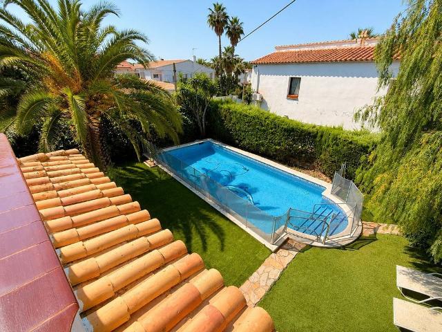 Chalet en alquiler en calle CL Josep Llimona, Sant Pere de Ribes, de 208 m² 5 habitaciones por 3.800