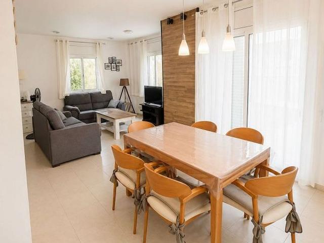 Chalet en alquiler en calle Acàcia, Calonge, de 116 m² 3 habitaciones por 1.980