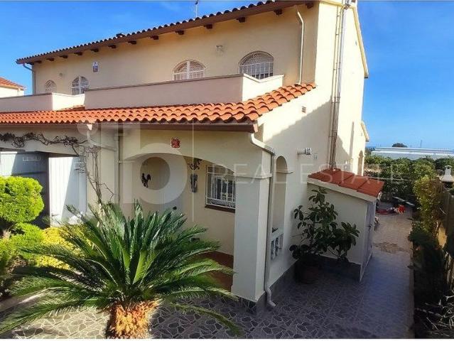 Chalet en alquiler en calle Breda, Roda de Barà, de 129 m² 4 habitaciones por 1.270