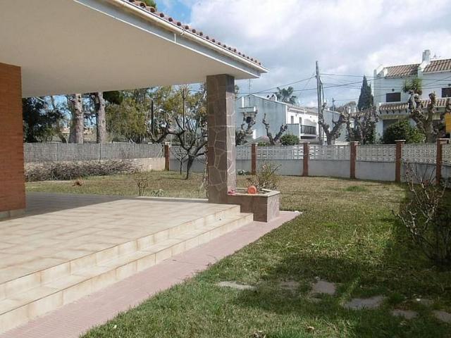 Chalet en alquiler en calle De Lleida, Cubelles, de 186 m² 5 habitaciones por 1.900