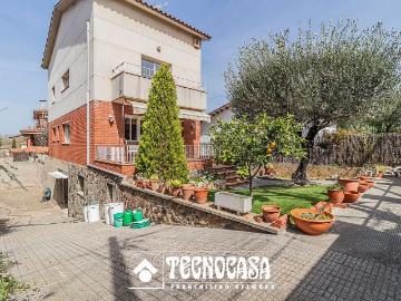 Chalet en alquiler en calle De Sòria, Sant Cugat del Vallès, de 206 m² 5 habitaciones por 2.928