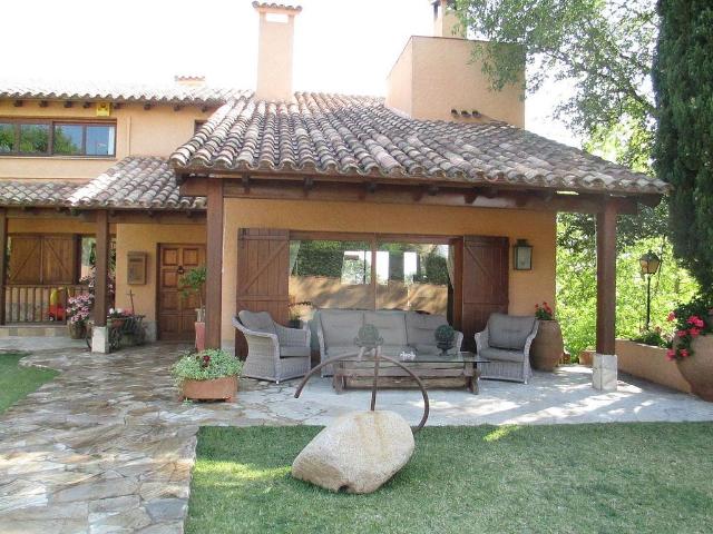 Chalet en alquiler en calle Del Montseny, Cerdanyola del Vallès, de 460 m² 4 habitaciones por 3.420