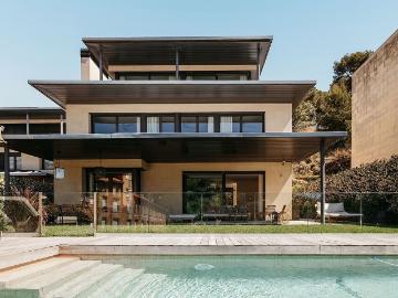 Chalet en alquiler en calle Del Bosc, Barcelona, de 215 m² 5 habitaciones por 25.000