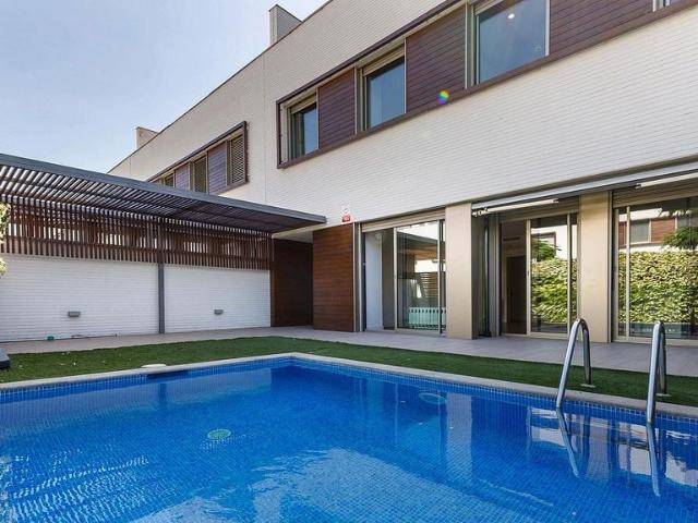 Chalet en alquiler en calle Del Poble Amazic, Sabadell, de 300 m² 5 habitaciones por 3.285