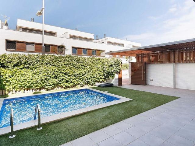 Chalet en alquiler en calle Del Poble Amazic, Sabadell, de 307 m² 4 habitaciones por 3.285