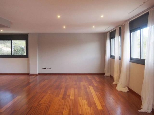 Chalet en alquiler en calle Del Sardanista Serra, Cerdanyola del Vallès, de 595 m² 6 habitaciones por 5.000