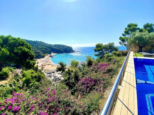 Chalet en alquiler en calle França, Lloret de Mar, de 260 m² 5 habitaciones por 4.500