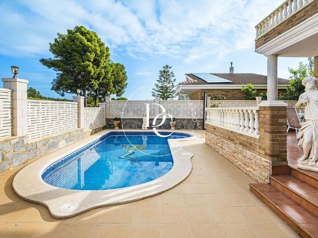 Chalet en alquiler en calle Irlanda del Nord, Cubelles, de 176 m² 3 habitaciones por 2.900