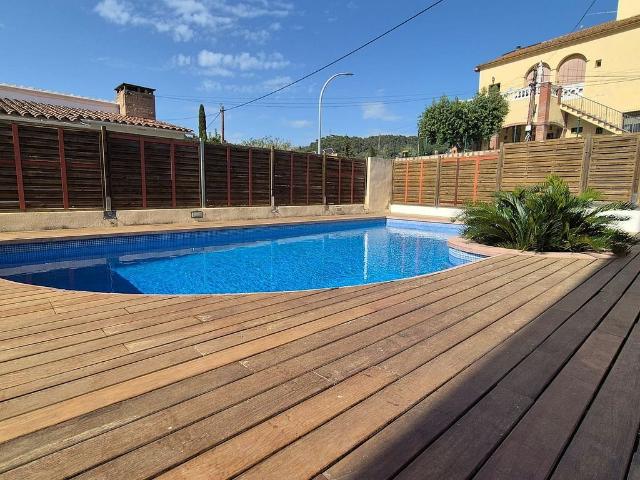 Chalet en alquiler en calle Josep Anselm Clavé, Martorelles, de 270 m² 3 habitaciones por 3.100