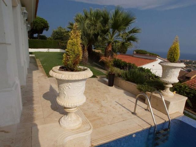 Chalet en alquiler en calle Jaume Balmes, Cabrils, de 700 m² 6 habitaciones por 8.000