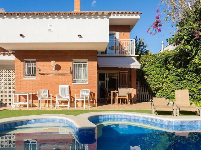 Chalet en alquiler en calle Osca, Castelldefels, de 250 m² 6 habitaciones por 5.000