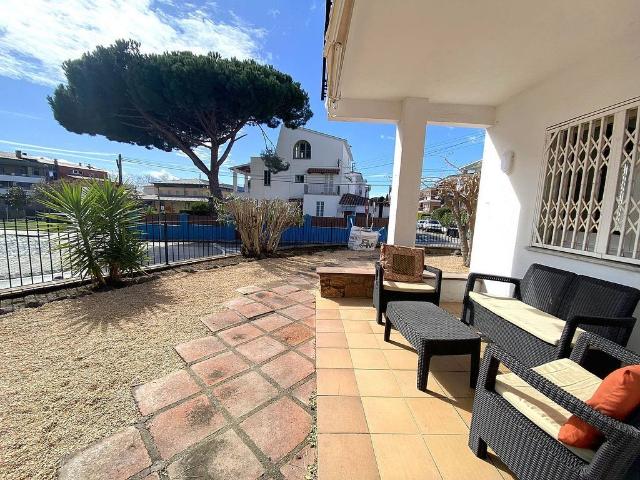 Chalet en alquiler en calle Vicens Bou, Castell Platja d´Aro, de 140 m² 5 habitaciones por 1.900