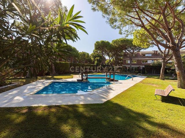 Chalet en alquiler en avenida D'europa, Gavà, de 195 m² 4 habitaciones por 4.000