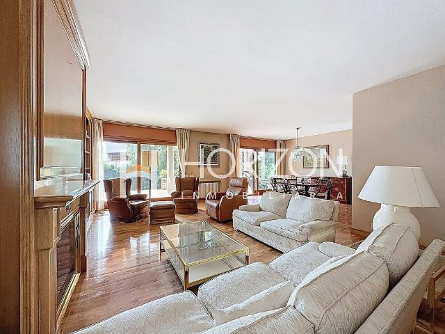 Chalet en alquiler en avenida Maestra Dolors Barceló, Esplugues de Llobregat, de 318 m² 5 habitaciones por 7.000