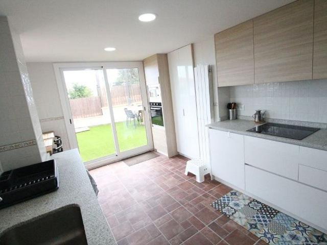 Chalet en alquiler en avenida Mas Roquer, Vilanova i La Geltrú, de 149 m² 3 habitaciones por 3.800