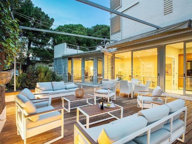 Chalet en alquiler en avenida Navarra, Sitges, de 420 m² 6 habitaciones por 6.000