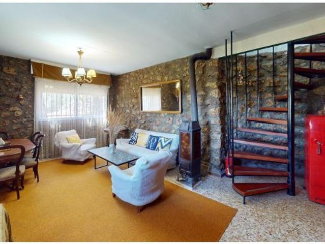 CHALET EN DOS PLANTAS CON PARCELA DE 5.000 METROS Y GRANDES VISTAS