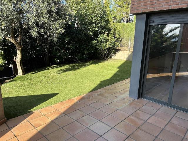 Chalet en Els Avets Rubí: 239 m2 construidos, luz natural, vistas despejadas y garaje para 4 coches